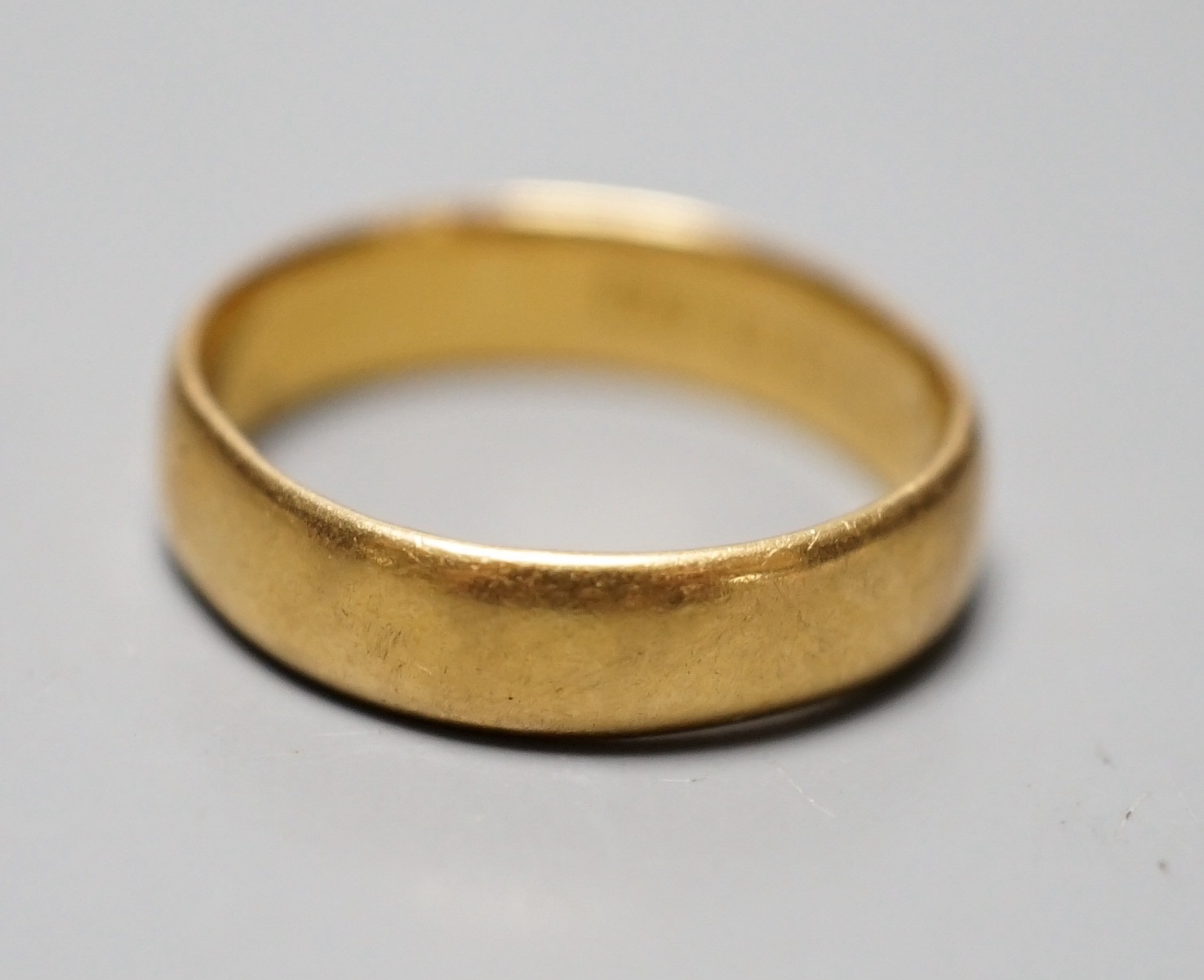 A George V 22ct gold wedding band, London, 1911, size L, 4.7 grams.